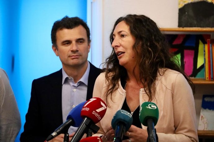 La consejera de Inclusión Social, Juventud, Familias e Igualdad, Loles López, atiende a los medios en Cádiz