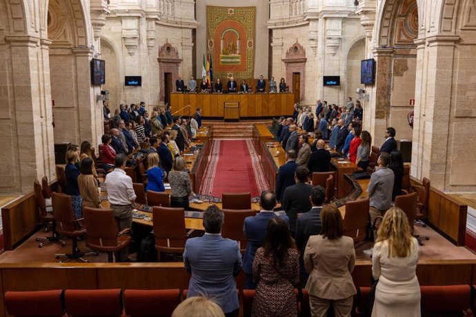 Minuto de silencio por José Carlos 'Pipo' Picchi en el Pleno del Parlamento andaluz.