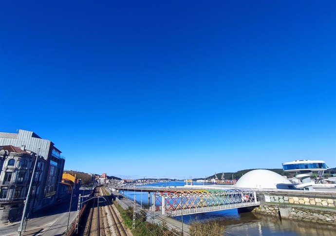 Archivo - Vistas de la Ría de Avilés entre las vías del tren y el Centro Niemeyer