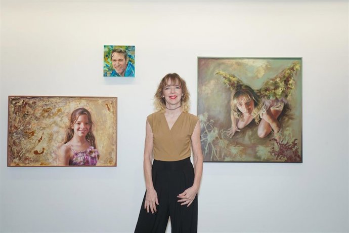 La autora delante de algunos de los retratos que se pueden ver en el Zorrilla de Valladolid.