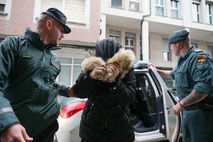 Una de las personas detenidas por el secuestro de un menor de edad en Burela (Lugo) a su llegada al Juzgado de Instrucción número 1 de Viveiro, a 25 de octubre de 2023, en Viveiro, Lugo, Galicia (España).  