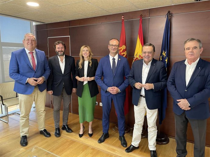 El consejero de Educación, Formación Profesional y Empleo, Víctor Marín con el presidente de Croem, José María Albarracín