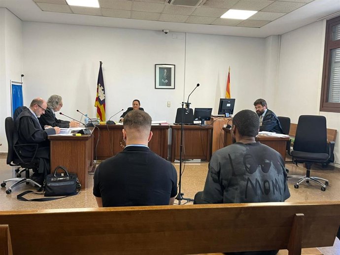 F. Escobar, a la derecha en la foto, junto a otro acusado de un robo violento en Palma en la vivienda de una persona con discapacidad.