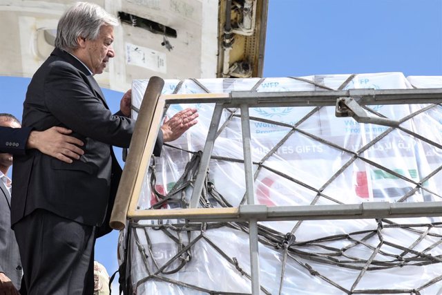 20 October 2023, Egypt, Arish: United Nations Secretary-General Antonio Guterres inspects relief supplies arrived from the United Arab Emirates at El Arish International Airport, before his visit to the Rafah border crossing between Egypt and the Gaza Str