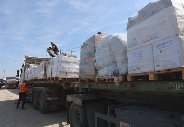 October 21, 2023, Gaza, Palestine: Employees from the Palestinian Red Crescent Society receive the aid convoy from Egyptian side, at Rafah border. United Nations (UN) agency is expected to deliver humanitarian aid to those in need in various areas of the 