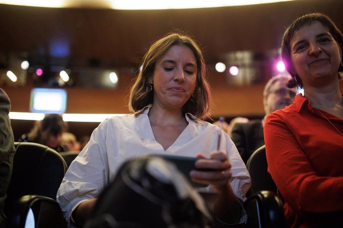 La ministra de Igualdad en funciones, Irene Montero (i) y  la directora del Instituto de las Mujeres,