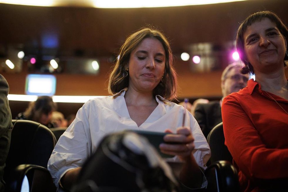 La ministra de Igualdad en funciones, Irene Montero (i) y  la directora del Instituto de las Mujeres,