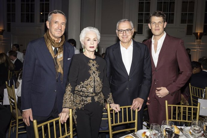 De izquierda a derecha: Dries Van Noten, Carolina Herrera, Marc Puig y Wes Gordon