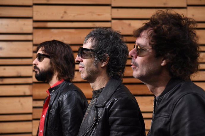 Los integrantes de Sidonie, Marc Ros (c); Jesús Senra (d) y Axel Pi (i), posan para Europa Press tras una entrevista para presentar su nuevo disco 'MARC, AXEL Y JES' en la tienda de discos Marilians Records, a 25 de octubre de 2023, en Madrid (España)