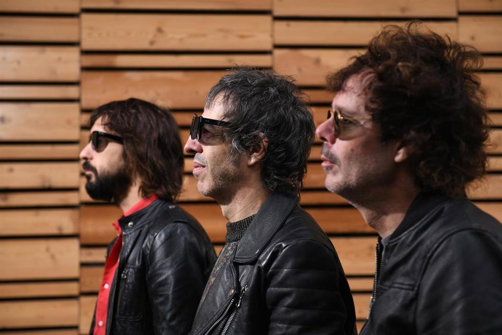 Los integrantes de Sidonie, Marc Ros (c); Jesús Senra (d) y Axel Pi (i), posan para Europa Press tras una entrevista para presentar su nuevo disco 'MARC, AXEL Y JES' en la tienda de discos Marilians Records, a 25 de octubre de 2023, en Madrid (España)
