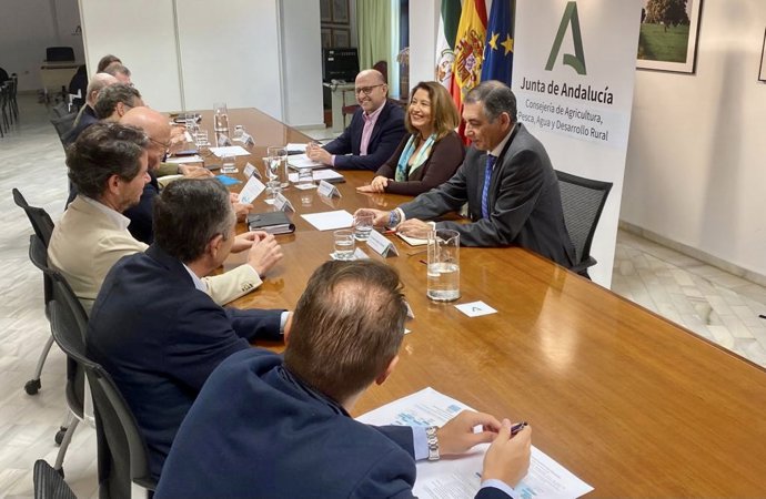 Np Capadr  La Consejera De Agricultura Y Agua Mantiene Un Encuentro De Trabajo Con La Directiva De Feragua