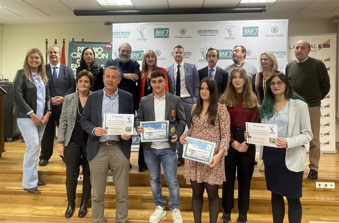Foto de familia de los ganadores del 'Premio Creación de Empresas' de la Universidad de Valladolid.