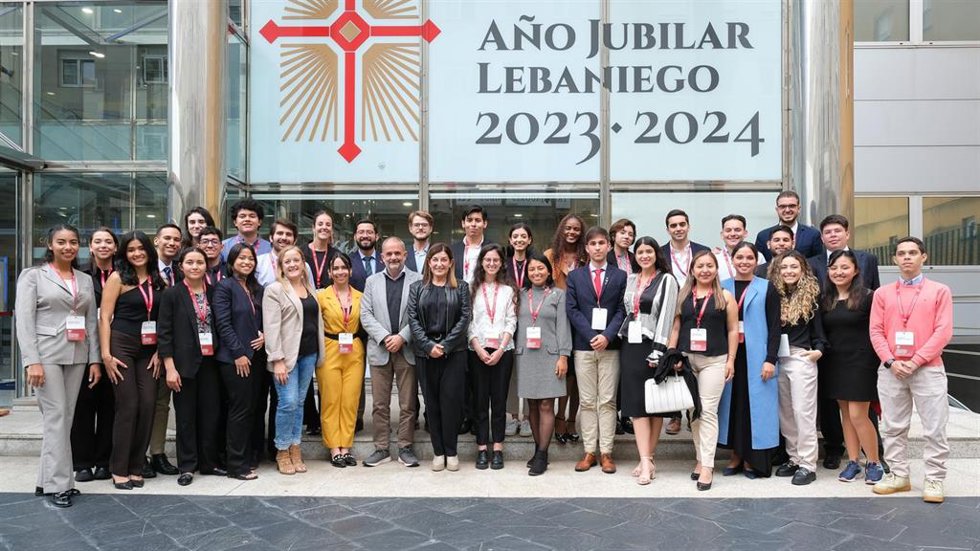 A presidenta de Cantabria, María José Sáenz de Buruaga, recibe a los alumnos del XIV Programa para el Fortalecimiento de la Función Pública en América Latina de la Fundación Botín