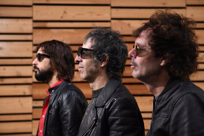 Los integrantes de Sidonie, Marc Ros (c); Jesús Senra (d) y Axel Pi (i), posan para Europa Press tras una entrevista para presentar su nuevo disco 'MARC, AXEL Y JES' en la tienda de discos Marilians Records, a 25 de octubre de 2023, en Madrid (España)