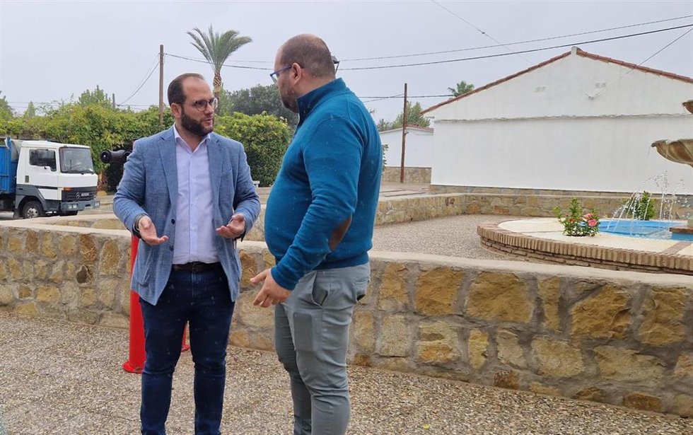 El diputado de Cooperación, Javier Bello, junto al alcalde de Castellar, Adrián Vaca.