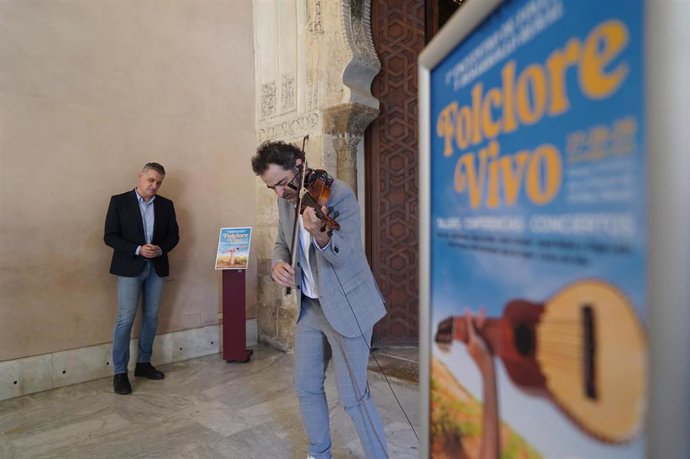 El alcalde de Utrillas, Joaquín Moreno, y el profesor y músico Raúl Márquez.