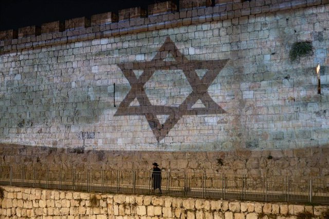 Bandera de Israel proyectada sobre los muros de la muralla de Jerusalén