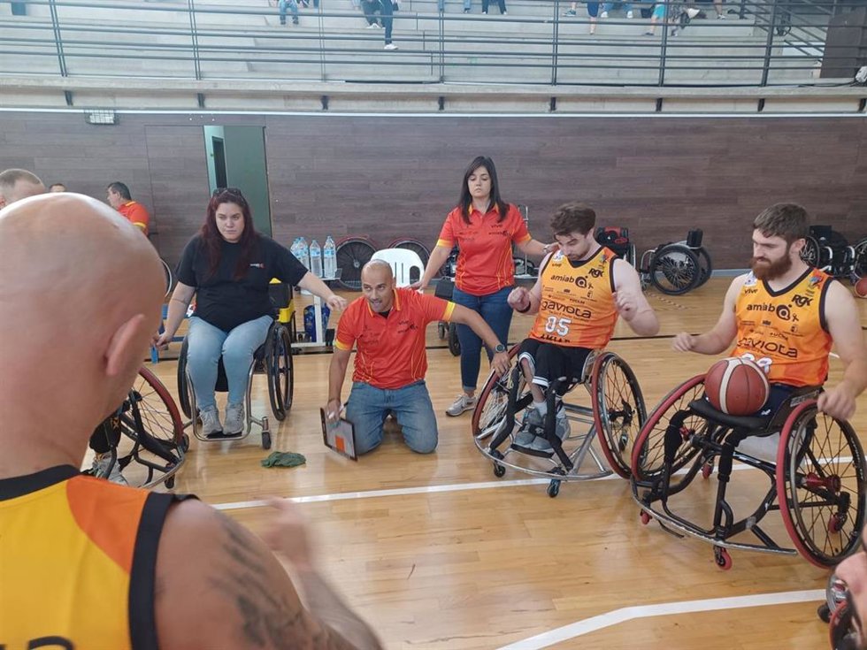 Abraham Carrión da instrucciones durante un partido del Amiab Albacete