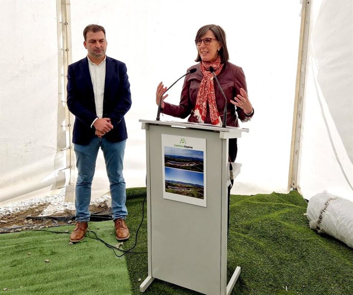 Sergio Hidalgo, alcalde de Salas, y Nieves Roqueñí, consejera de Transición Ecológica, durante la visita a la explotación Mina Consuelo en Salas.