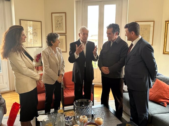 La presidenta de SCC, Elda Mata, y una delegación de la entidad entregan el Premio 8 de octubre al escritor Mario Vargas Llosa