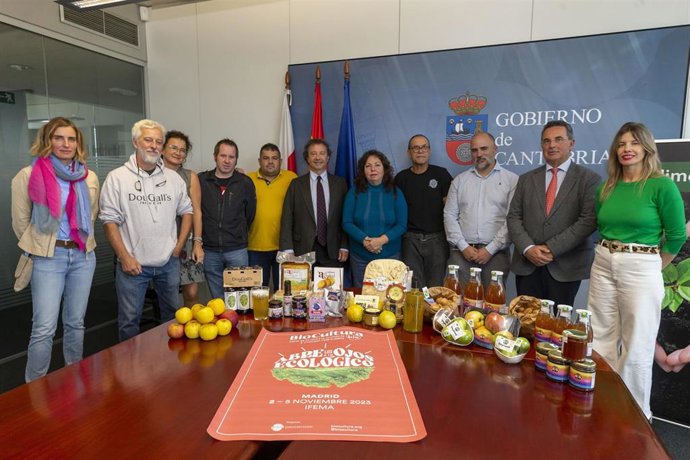 El Consejero De Desarrollo Rural, Ganadería, Pesca Y Alimentación, Pablo Palencia, Recibe A Los Productores Que Van A Participar En La Feria Biocultura 2023