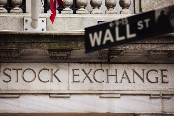 Archivo - Un signo de la calle Wall Street en frente de la Bolsa de Valores de Nueva York, foto tomada el 8 de mayo de 2013. REUTERS/Lucas Jackson