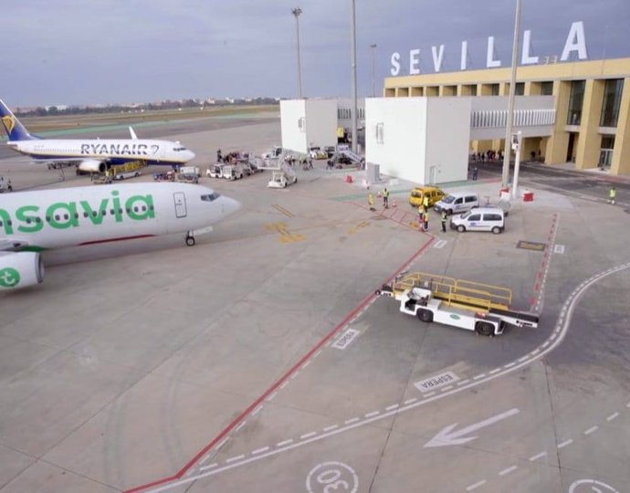 Aviones estacionados frente a la terminal del aeropuerto de Sevilla.