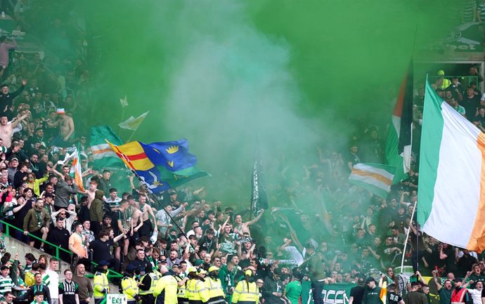 Archivo - 08 April 2023, United Kingdom, Glasgow: Celtic fans set off flares during the Scottish Premiership soccer match between Celtic and Rangers at Celtic Park. Photo: Jane Barlow/PA Wire/dpa