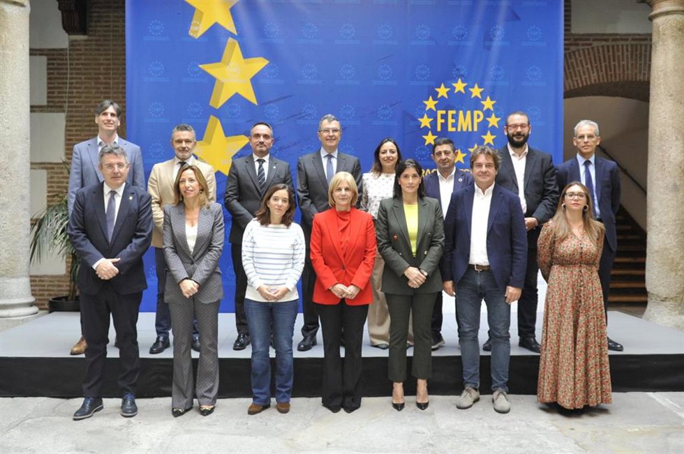 La alcaldesa de Zaragoza, Natalia Chueca, en una reunión de la Junta de Gobierno de la FEMP
