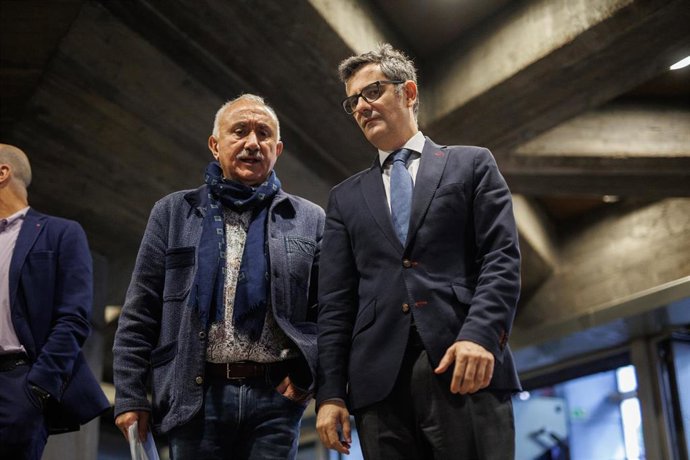 El secretario general de UGT, Pepe Álvarez (i) y el ministro de la Presidencia, Relaciones con las Cortes y Memoria Democrática en funciones, Félix Bolaños (d), a su llegada a la inauguración de las Jornadas Confederales de Acción Sindical, en la sede d