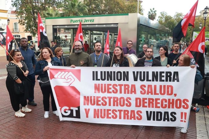 Protesta de la plantilla de limpieza del metro en la estación de Puerta de Jerez