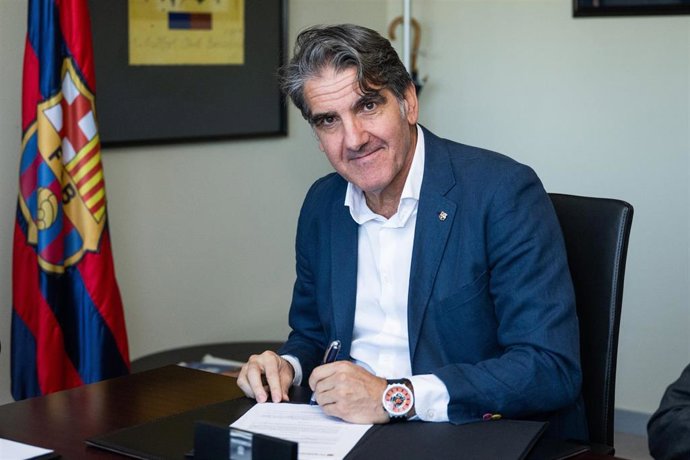 El entrenador del Bara de balonmano, Carlos Ortega, firma su renovación hasta 2026