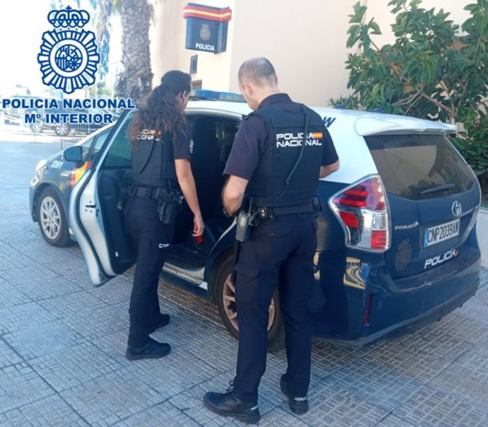 Efectivos de la Policía Nacional en un vehículo del cuerpo en Melilla