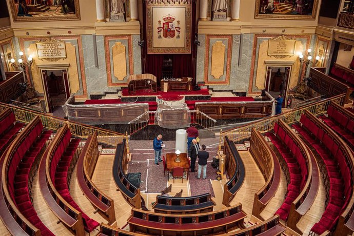 Varios empleados preparan el estrado del hemiciclo para la jura de la Constitución la Princesa de Asturias, en el Congreso de los Diputados, a 24 de octubre de 2023, en Madrid (España). 