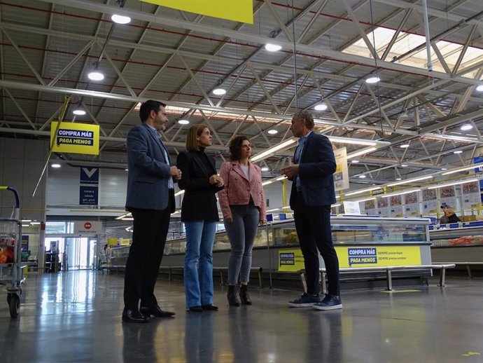 La alcaldesa de Alcalá, Judith Piquet, ha visitado este miércoles las instalaciones del supermercado mayorista, Makro.
