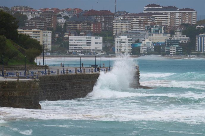 Olas en una playa de Santander.- Archivo