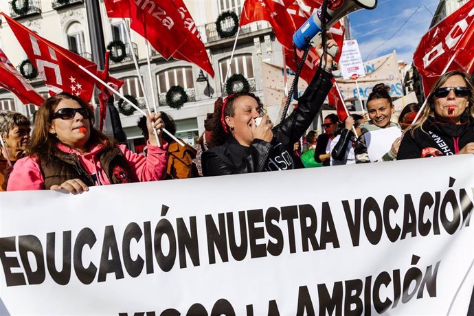 Decenas de personas protestan durante una concentración contra el grupo de escuelas infantiles Kidsco, en la Puerta del Sol, a 21 de octubre de 2023, en Madrid (España)