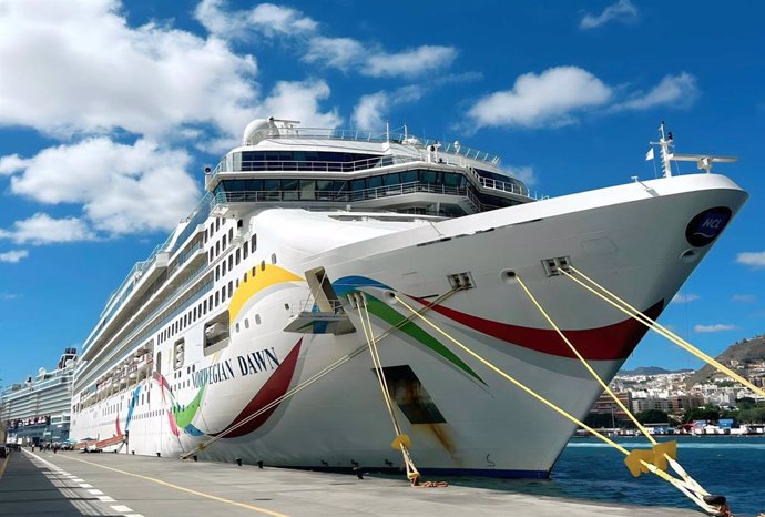 El puerto de Santa Cruz de Tenerife recibió hoy miércoles la primera visita del crucero 'Norwegian Dawn', que arribó con 2.197 pasajeros y 1.024 tripulantes a bordo.