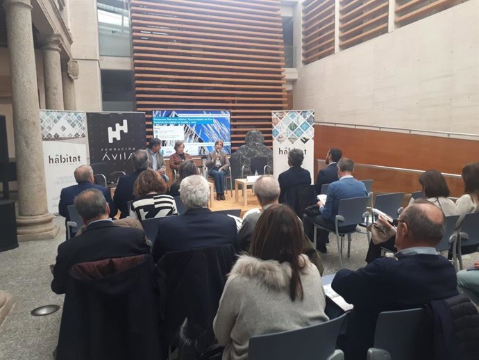 Irectora general de Política Económica y Competitividad de la Junta de Castilla y León, Rosa Cuesta; y el director de Desarrollo Territorial de AEICE, David Muriel