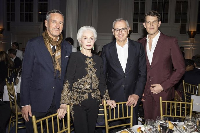 De izquierda a derecha: Dries Van Noten, Carolina Herrera, Marc Puig y Wes Gordon