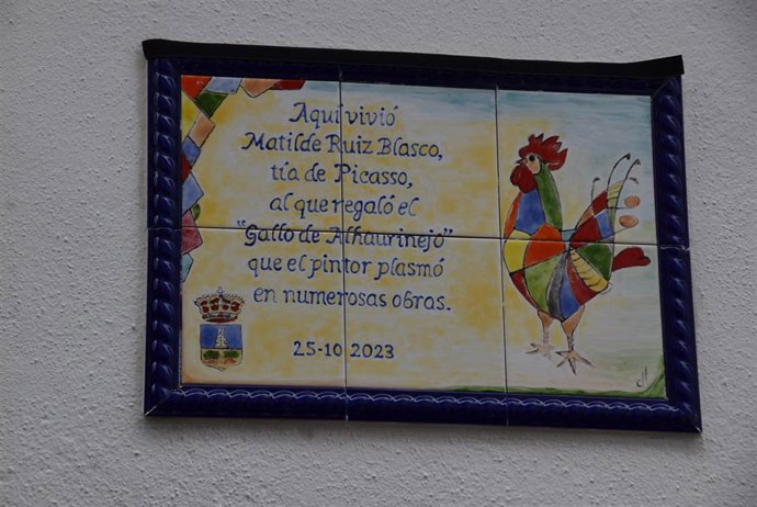 El Ayuntamiento de Alhaurín de la Torre ha instalado una placa en la casa donde vivió la tía del artista Pablo Picasso, Matilde Ruiz Blasco, quien le regaló un gallo que él mismo plasmó de joven en un dibujo y en obras posteriores.