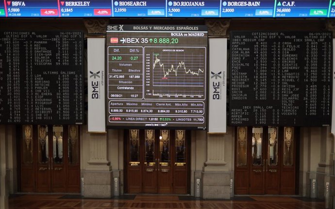 Archivo - Valores del Ibex 35 en el Palacio de la Bolsa de Madrid, a 6 de septiembre de 2021, en Madrid (España). 