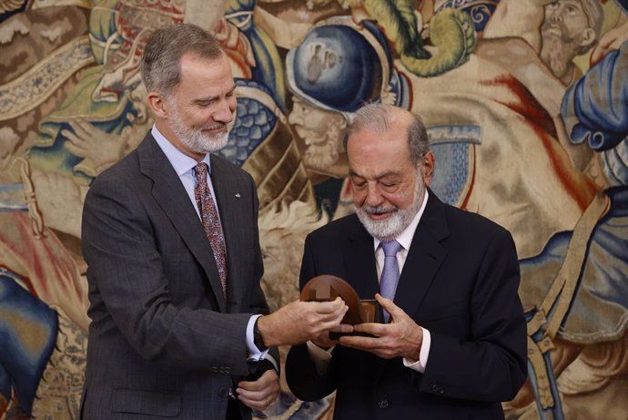 S.M. el Rey hace entrega el IX Premio Enrique V. Iglesias al Desarollo del Espacio Empresarial Iberoamericano a Carlos Slim, presidente del Grupo Carso