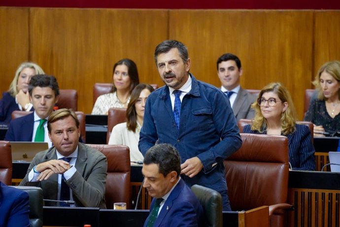 El portavoz del PP en el Parlamento de Andalucía, Toni Martín, este miércoles en su pregunta al presidente de la Junta, Juanma Moreno.