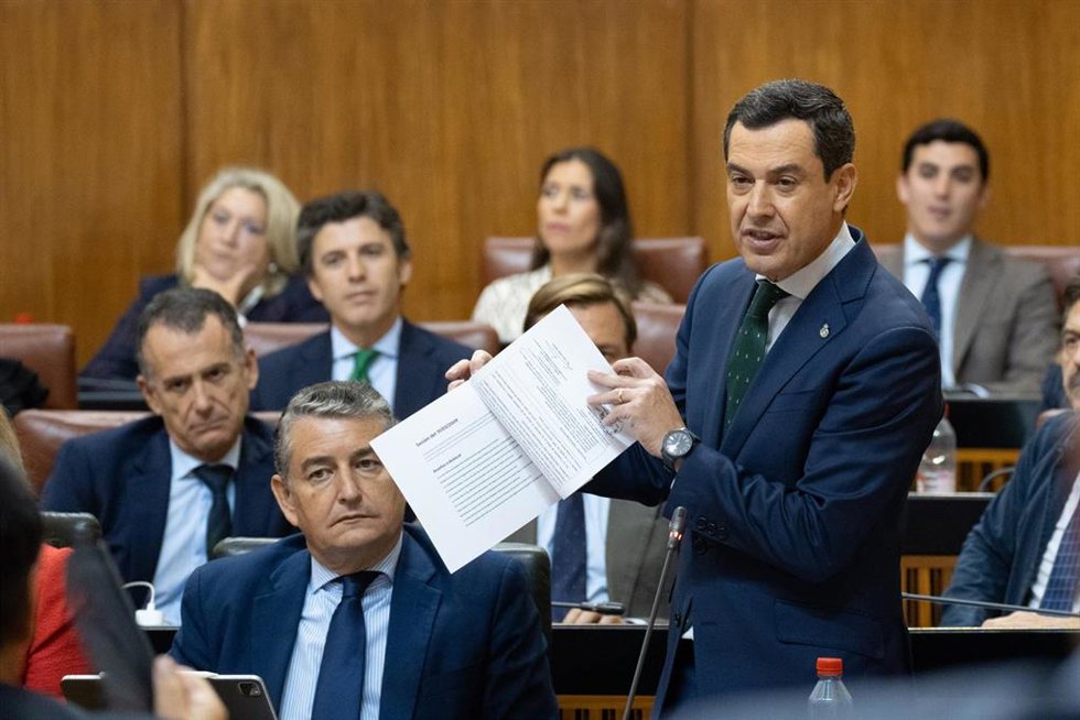 El portavoz del grupo parlamentario popular, Toni Martín durante su turno de palabra en la sesión de control al Gobierno. A 25 de octubre de 2023, en Sevilla (Andalucía, España). Primera Jornada de Pleno en la que se incluye las preguntas de los grupos