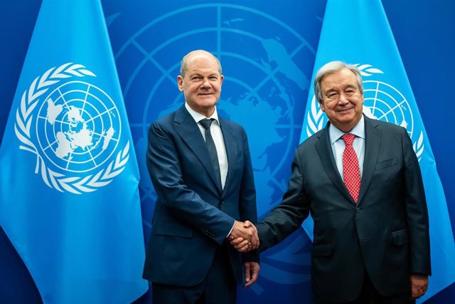Archivo - El canciller alemán, Olaf Scholz, junto al secretario general de Naciones Unidas, António Guterres