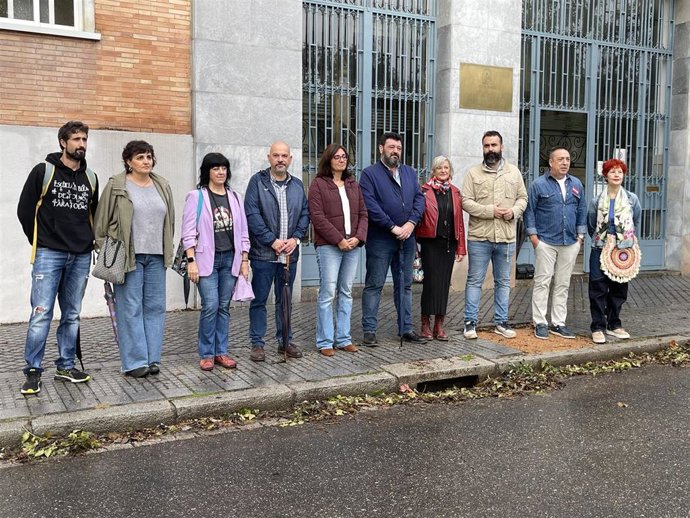 Mayoral (3 dcha.), junto a representantes de otros partidos, sindicatos y colectivos que apoyan la manifestación en defensa de la sanidad pública.