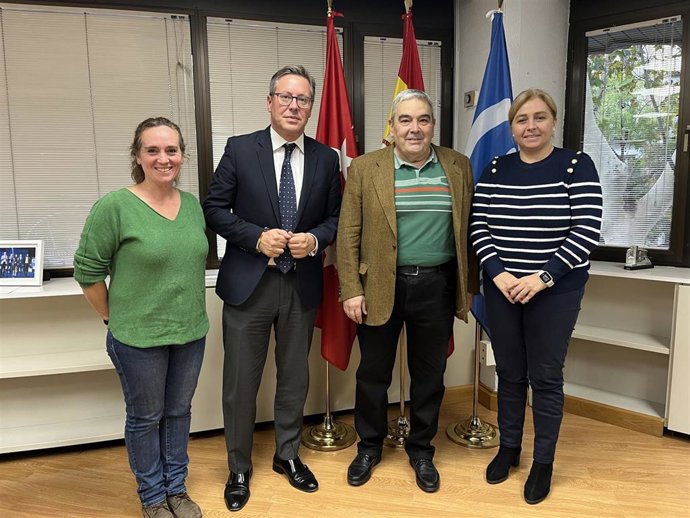 Reunión del secretario general del PP de Madrid, Alfonso Serrano, y la vicesecretaria de Sectorial, Inmaculada Sanz, con el presidente de la asociación, Esteban Ibarra.