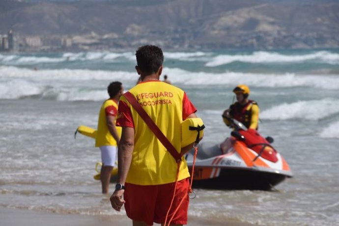 Un dispositivo de seguridad formado por socorristas en una playa.