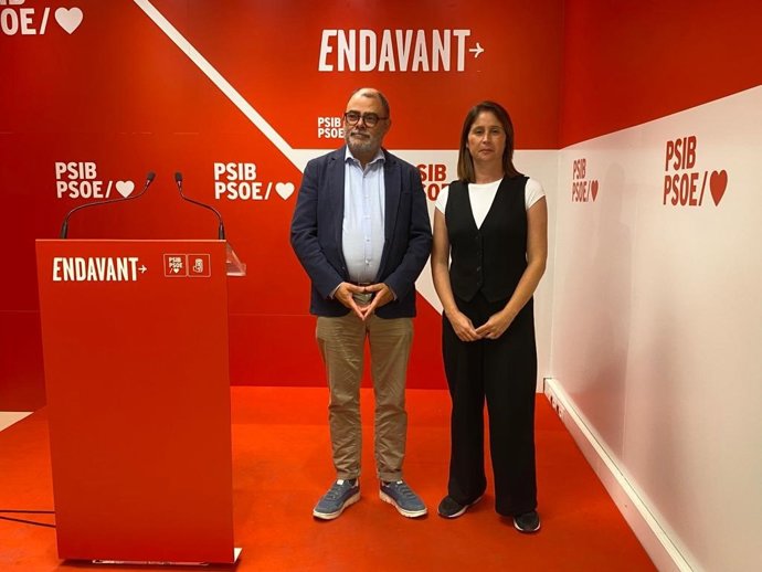 El secretario de Organización del PSIB-PSOE, Cosme Bonet, y la diputada socialista en el Congreso, Milena Herrera.